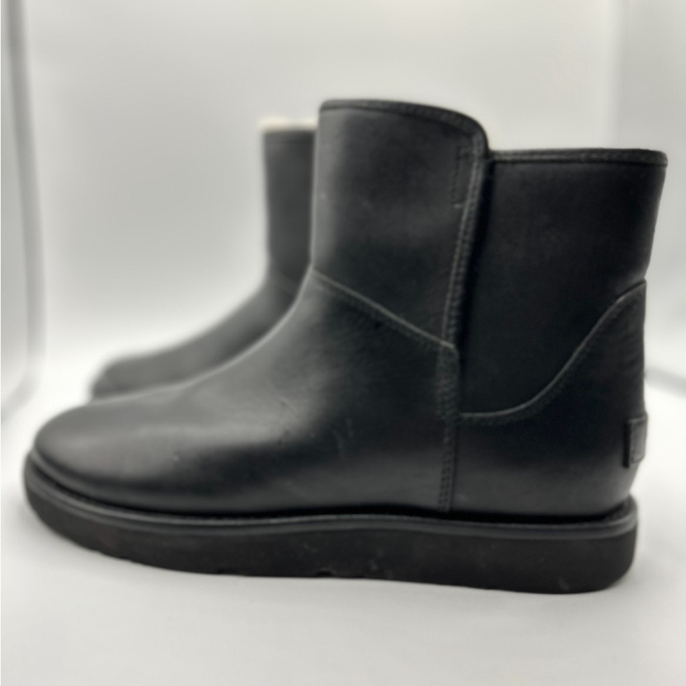 Uggs leather side zip sherpa lined SZ 9  .